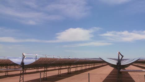 Lapso-De-Tiempo-De-Nubes-Sobre-Una-Granja-De-Generación-Solar-En-El-Desierto-2