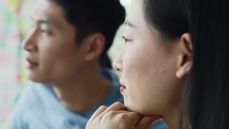 카페 에서 대화 하는 베트남 부부 의  ⁇ 드헬드 화면