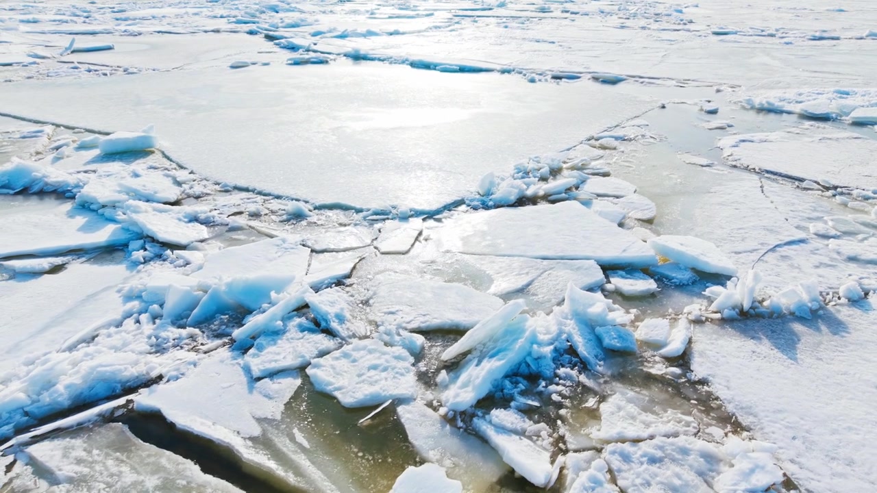 Il ghiaccio marino in ritirata rivela acqua aperta, esprimendo rinnovamento, resilienza, recupero.