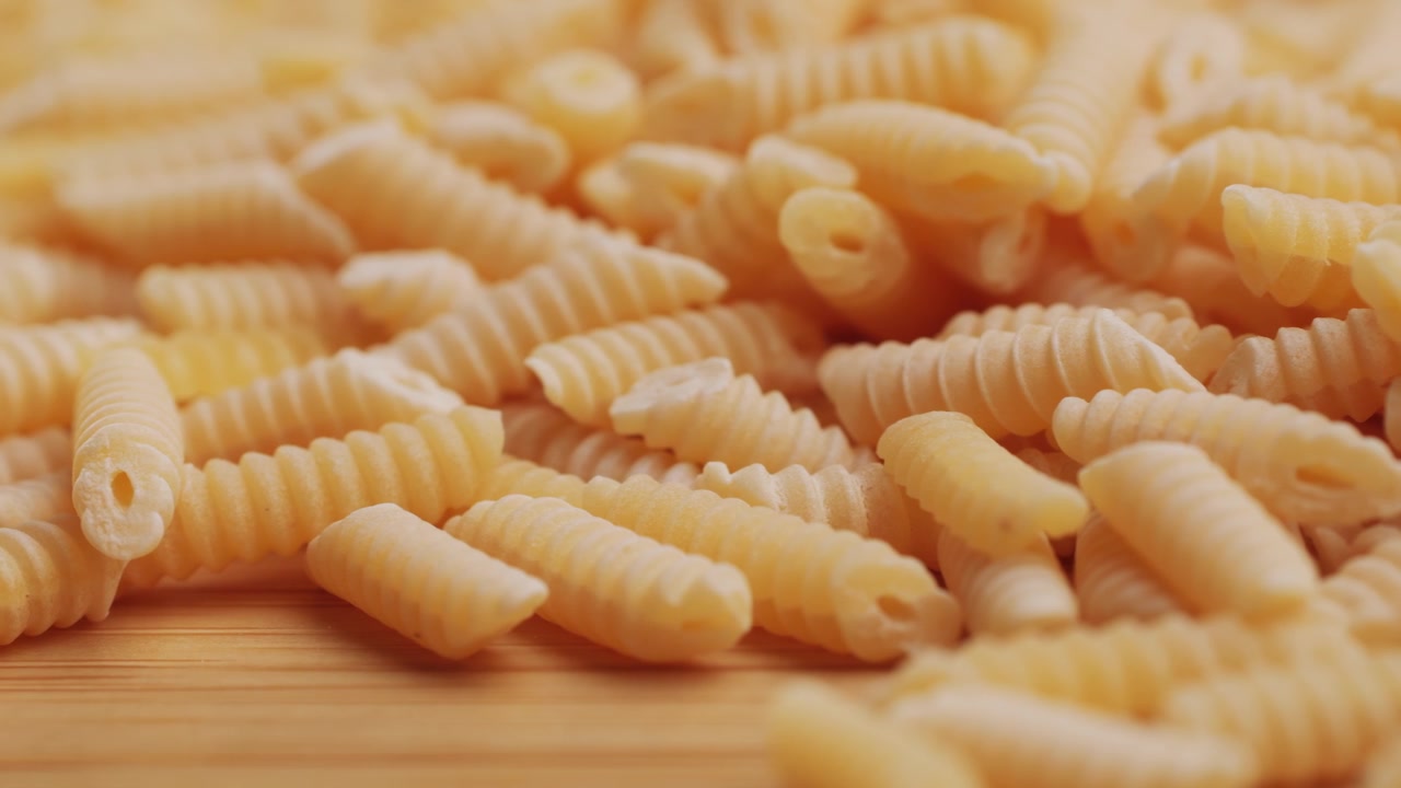 Primo piano di cavatappi secchi su una superficie di legno