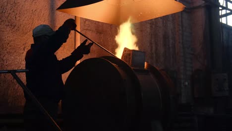 trabajador metalúrgico en una fundición