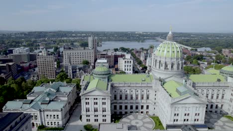 toma aérea de drones del complejo de edificios del capitolio en harrisburg, pennsylvania, pan de izquierda a derecha