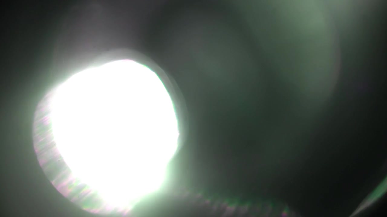 Flares abstratos de lente e vazamentos de luz em fundo preto