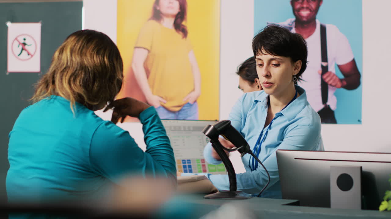 gerente escaneando la ropa de los clientes