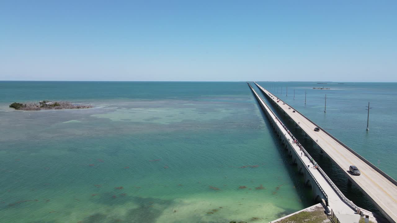 duck key에서 little money key 근처의 다리까지 북쪽으로 드론 비행