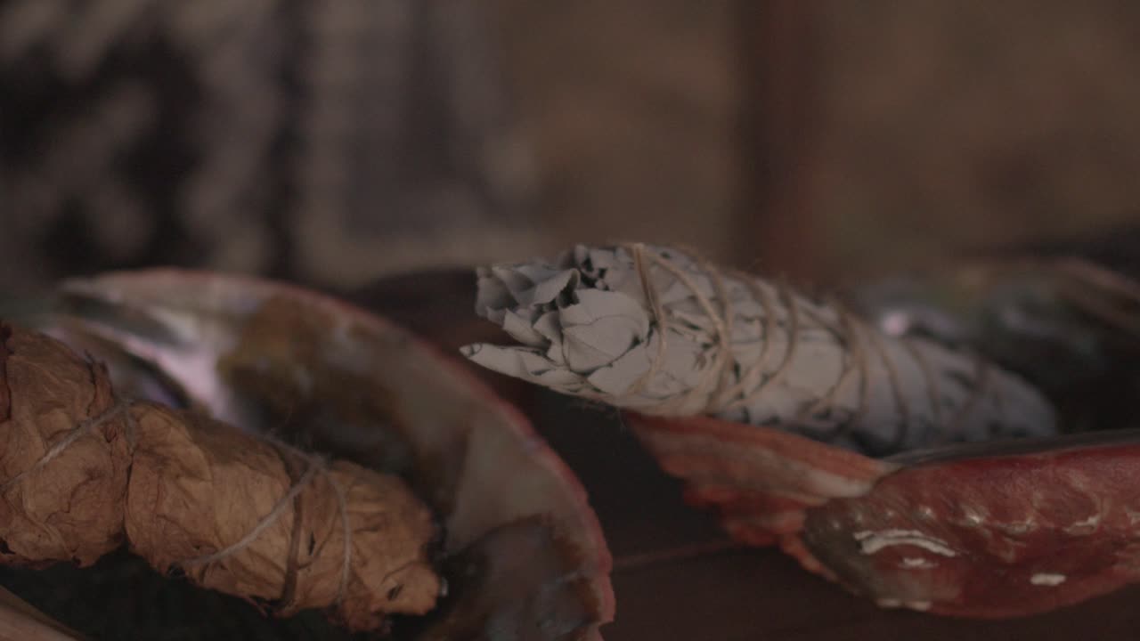 salvia blanca en un recipiente listo para la ceremonia de boda nativa americana