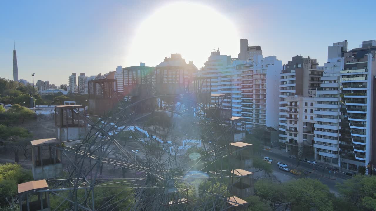 드론 플라이오버 사르미엔토 파크의 상징적인 랜드마크, 구스타브 아이펠의 오래된 철의 페리스  ⁇ , 아름다운  ⁇ 빛으로 일몰 때 계단과 주거 건물을 드러 ⁇ 니다.