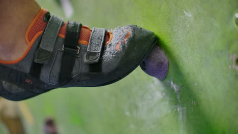 primer plano de pies con zapatos para escalar rocas para superar obstáculos en la pared de escalada.