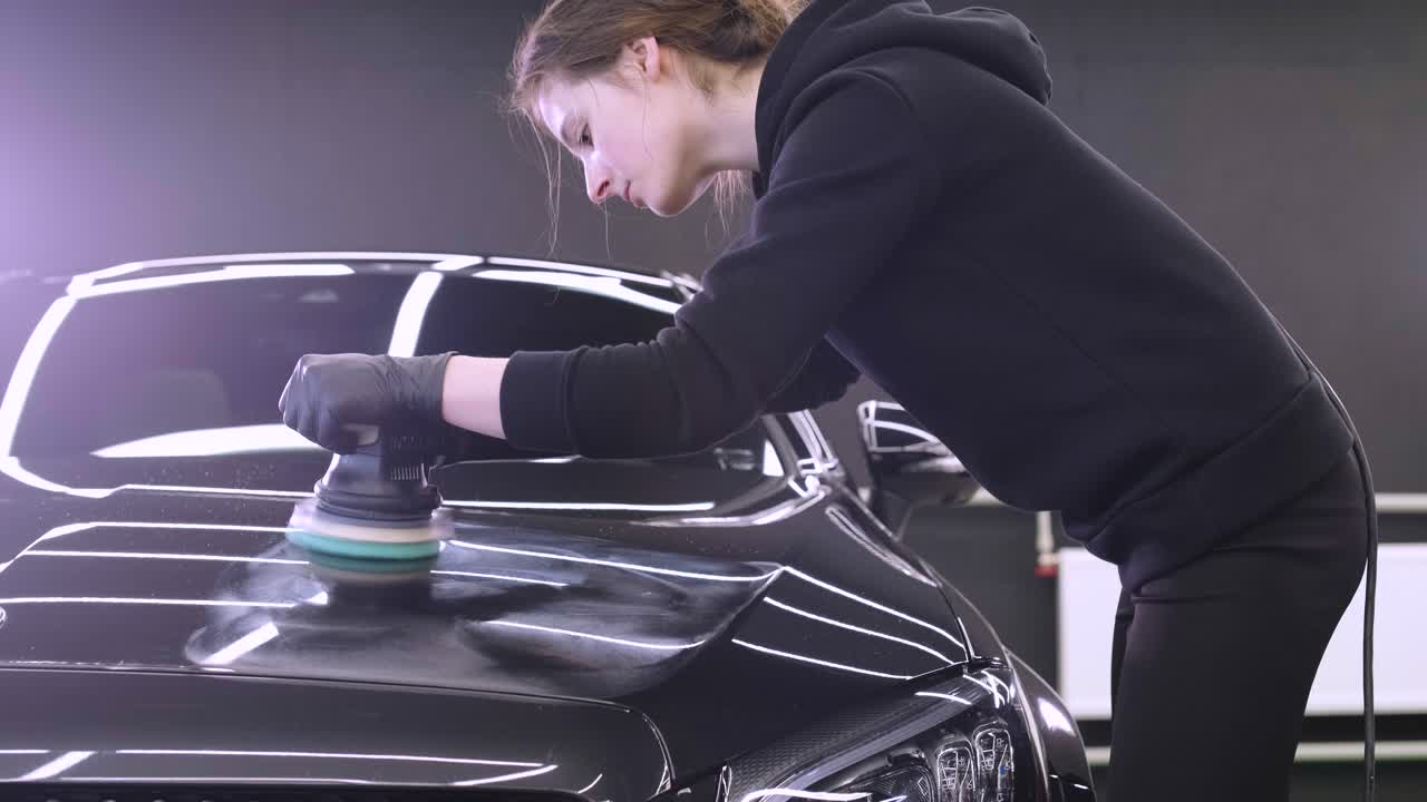 detallado profesional de automóviles utilizando maquinaria y pulidores para la restauración de pintura.