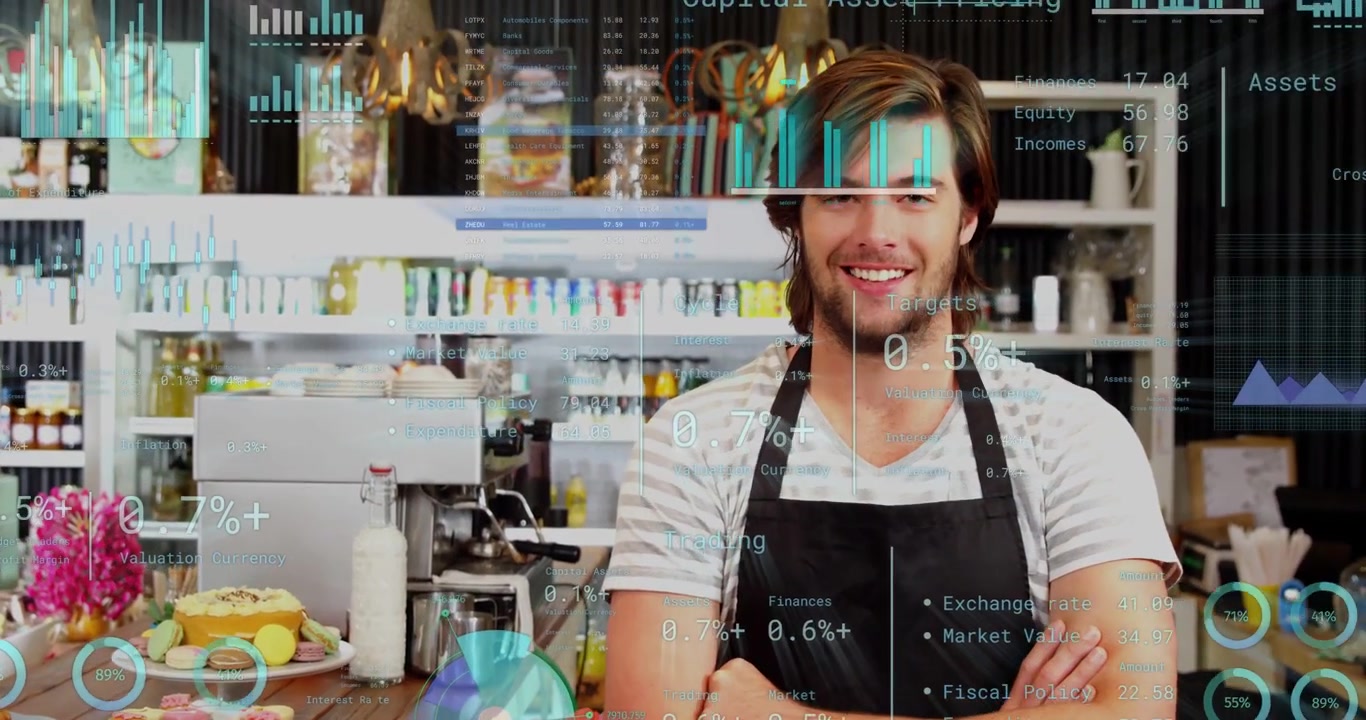 Lächelnder Barista am Café-Tresen, Kamera fährt näher, Grafiken erscheinen, Kuchen, schwarze Schürze.