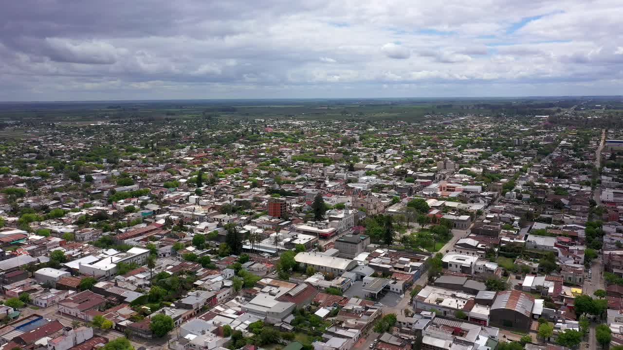 antena delantera de ciudad rural y paisaje plano en argentina nublada