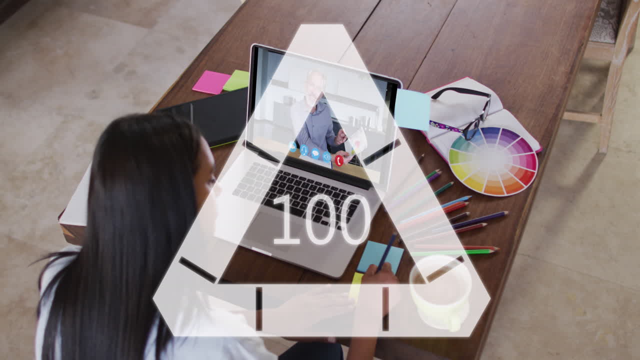 animación de un triángulo con números cambiando sobre una mujer de negocios biracial usando una computadora portátil.