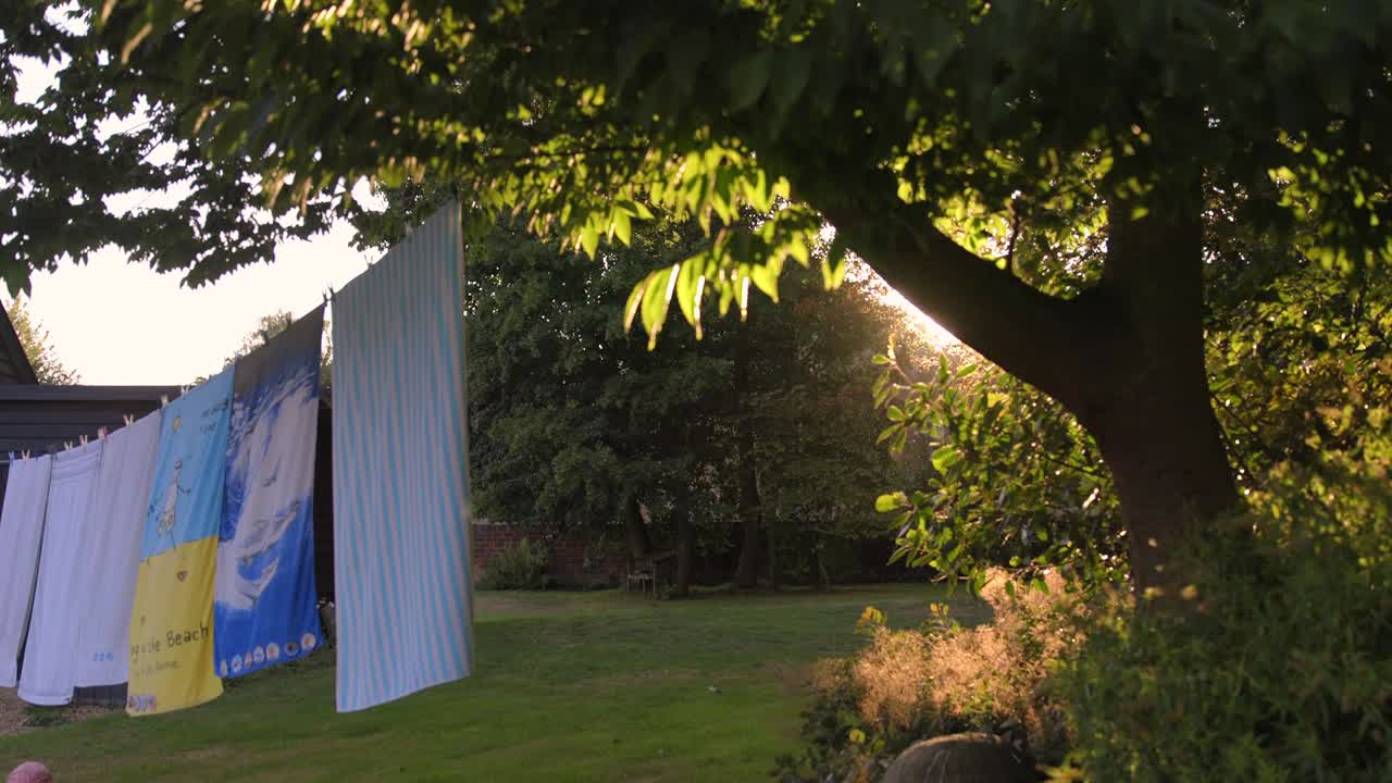 석양에 수건으로 빨래줄