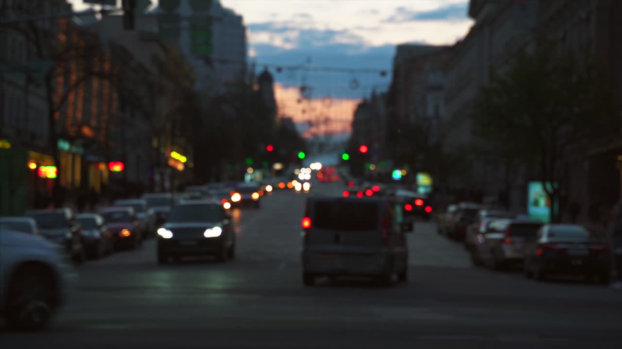 городская улица в сумерках с трафиком