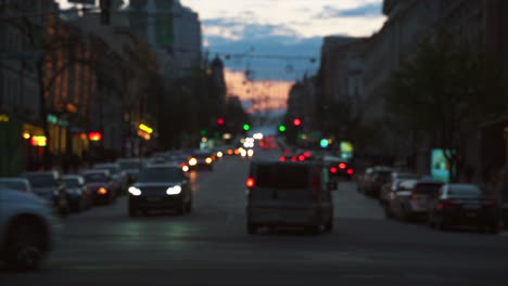 calle de la ciudad al anochecer con tráfico