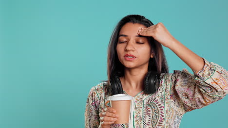 Mujer-Somnolienta-Bostezando,-Tomando-Café-Para-Ganar-Energía-Y-Deshacerse-Del-Dolor-De-Cabeza