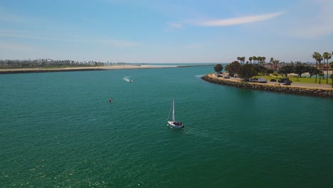 Paseos-En-Bote-En-La-Cuenca-Quivira-En-Mission-Bay,-San-Diego,-California