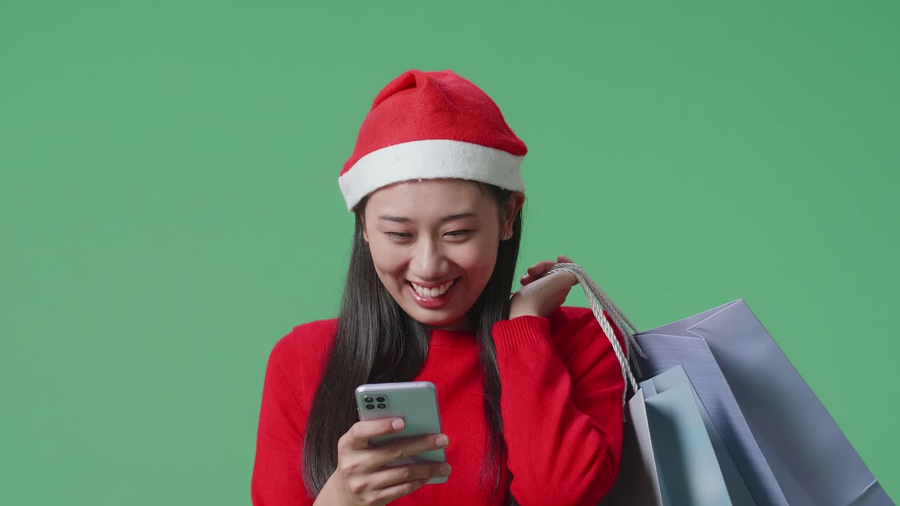 mujer comprando en línea en navidad