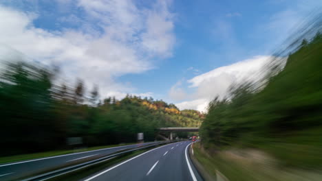 tráfico en carreteras alpinas - pov durante el día