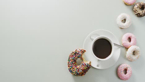 video de rosquillas con glaseado y una taza de café sobre un fondo blanco