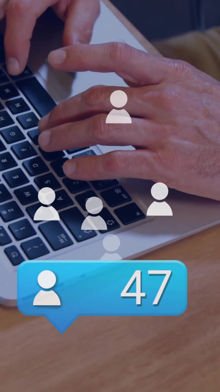 Mani che digitano su un laptop con animazione di notifica dei social media che mostra 47 like.