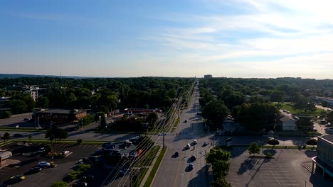 Fliegen-über-Cunndles-Rd-Barrie-Ontario-Drohne-Sieht-Blauen-Himmel-Und-Die-Straßen-1