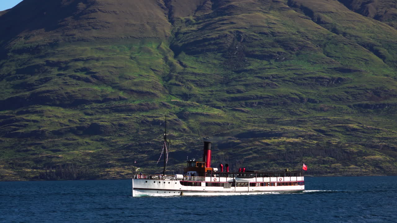 histórico buque de vapor a carbón tss earrslaw navegando en el lago wakatipu, queenstown