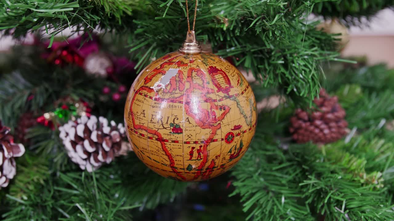 bola de tierra de globo retorcido en el árbol de navidad