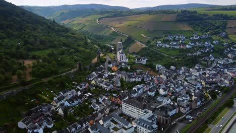 vista aérea sobre la ciudad de oberwesel en el valle del rin en medio de fortificaciones medievales y colinas de viñedos