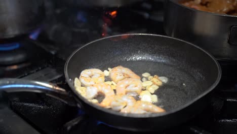 cocinando camarones en una sartén en cámara lenta