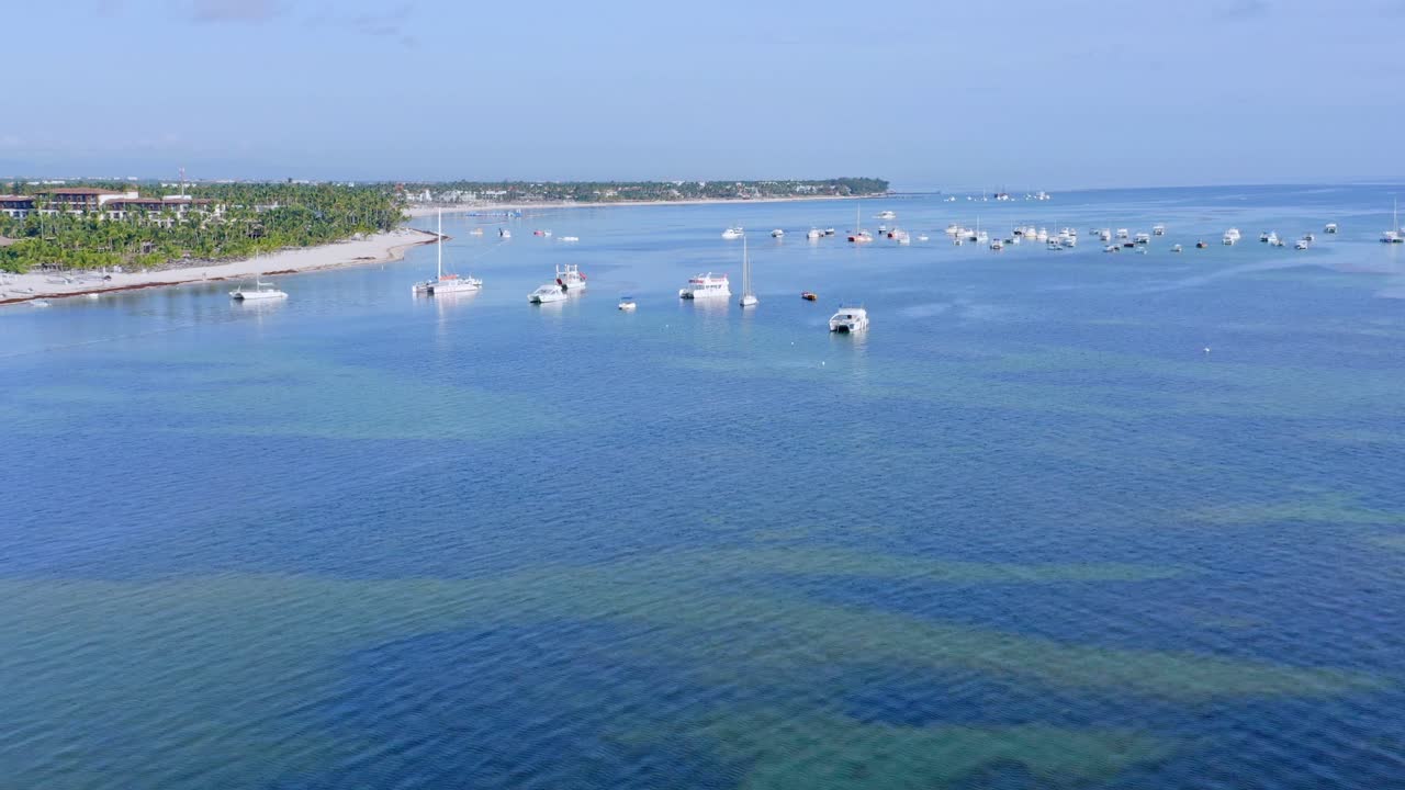 바바로 해변의 청록색 바다와 푼타 카나에 정박된 보트 위로 공중 전방 전망