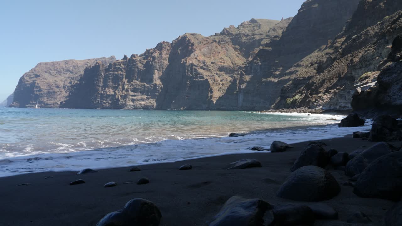 Acantilados de Los Gigantes filmados desde la costa de Los Guíos