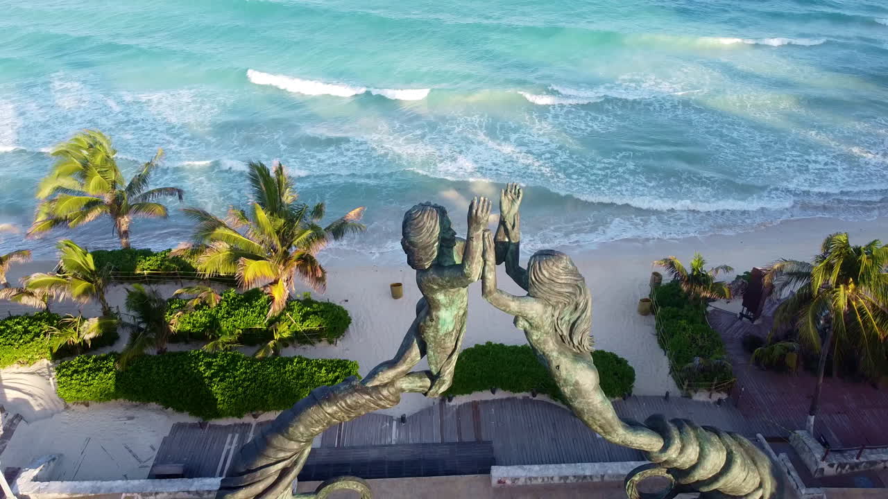 vista aérea de drones del monumento del portal maya en playa del carmen en la riviera maya, méxico