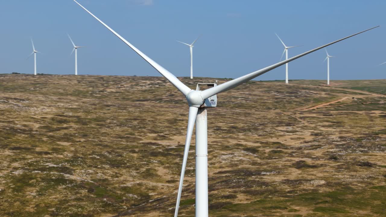 медленный орбитальный выстрел ветряной мельницы не поворачивает в большой ветряной ферме