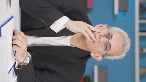 홈 오피스 근로자의 수직 비디오는 카메라를 바라보는 아이디어를 떠올립니다.