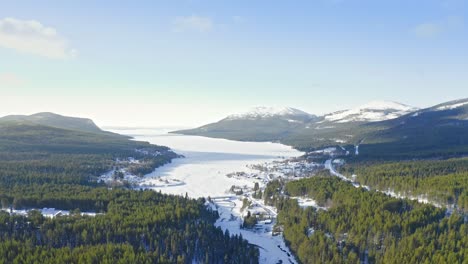 Vuelo-De-Drones-Sobre-El-Valle-Del-Bosque-Y-Las-Montañas-Nevadas-En-Invierno