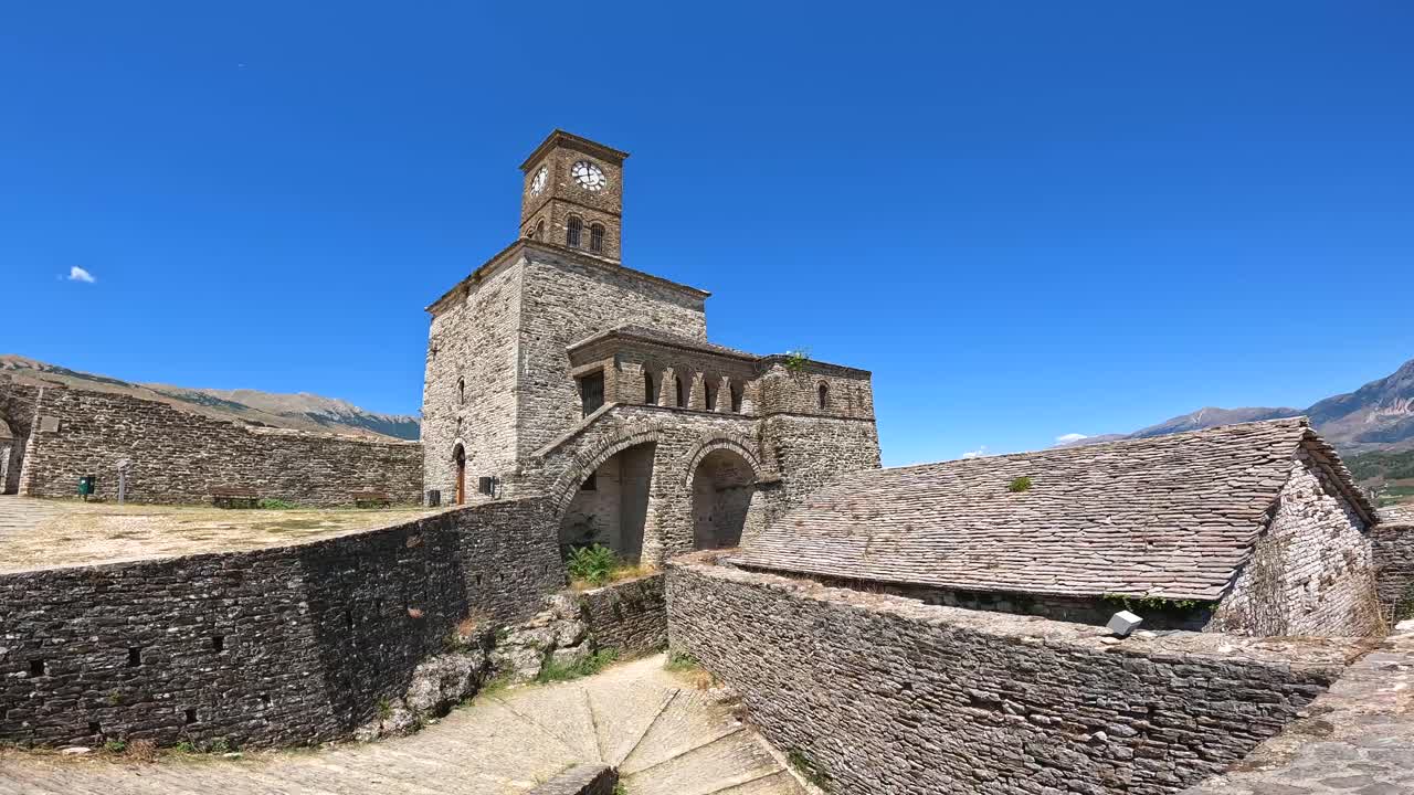 Castello storico con torre dell'orologio