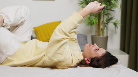 mujer en el dormitorio