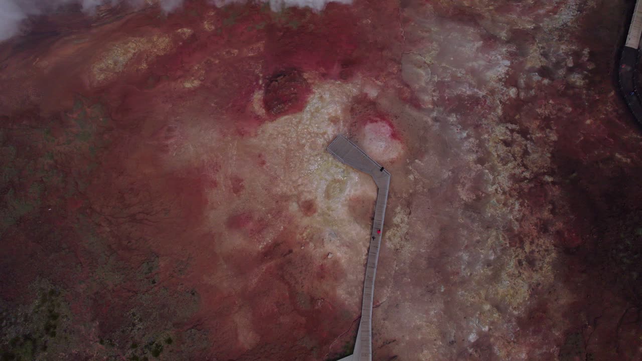 группа людей, проходящих через платформу рядом с пушечной фумаролой