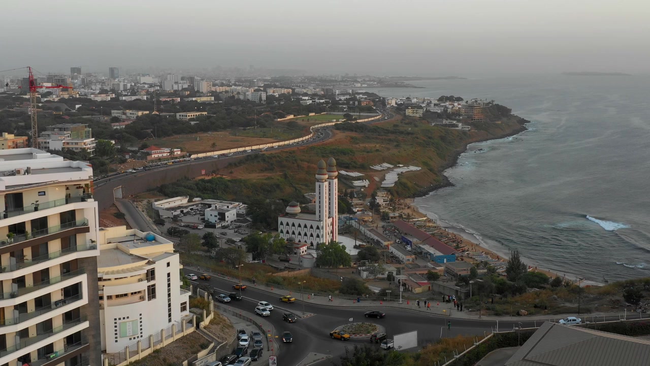 Drohnenaufnahme der Strände und Küste von Ouakam, Stadtentwicklung und der Moschee der Göttlichkeit in Dakar, Senegal.