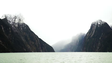 新西蘭的米爾福德海峡 (milford sound)