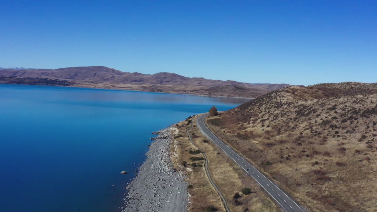 뉴질랜드 남섬의 푸카키 호수 주변의 고속도로의 드론 촬영
