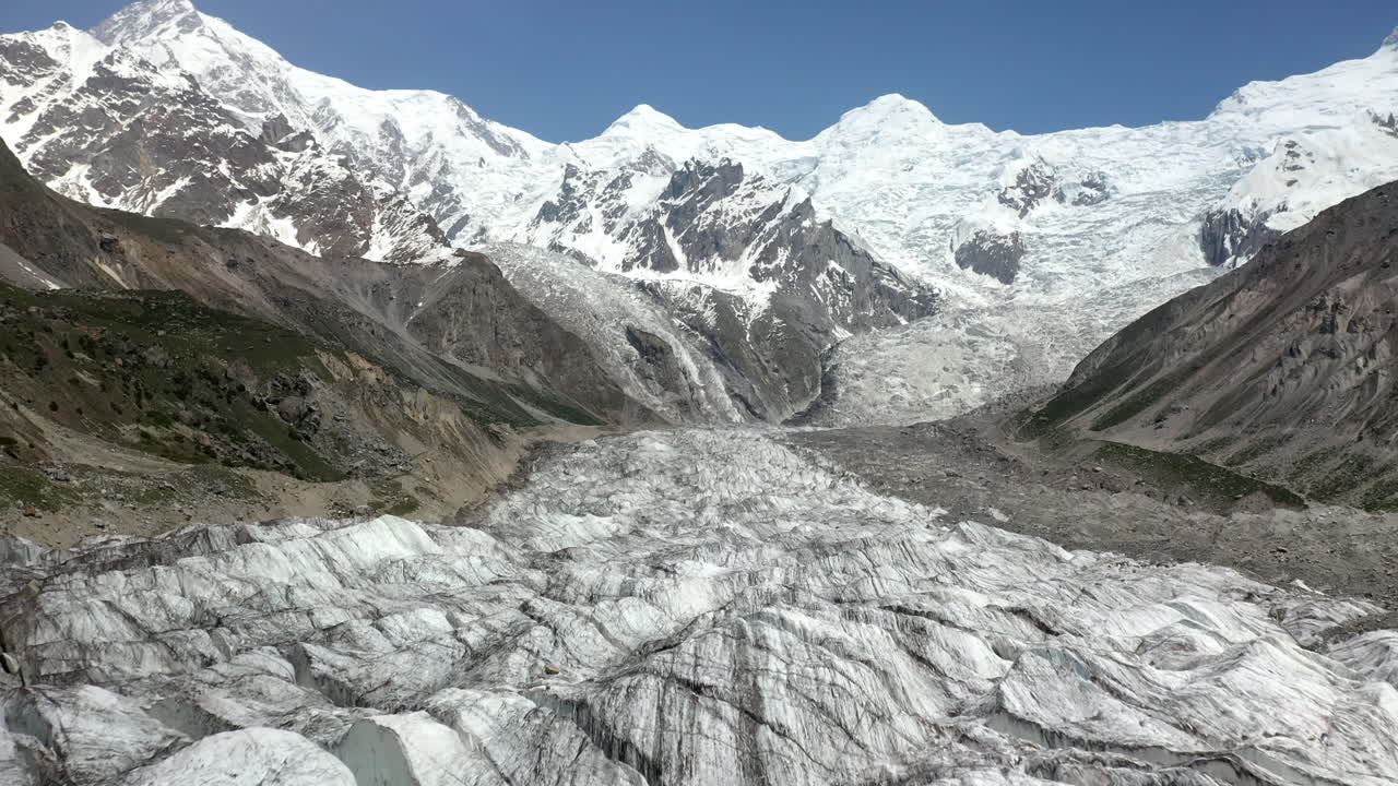 toma de dron de nanga parbat con glaciar, prados de hadas pakistán, toma aérea de seguimiento cinematográfico