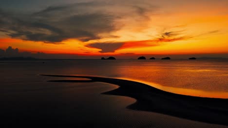 Dramatic-sunset-scenery-at-the-beach