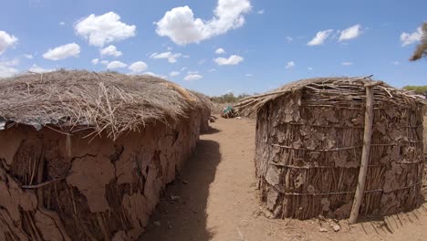 Authentische-Behausung-Eines-Afrikanischen-Stamms,-Arme-Und-Einfache-Lehm--Und-Strohhütten