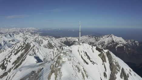 toma aérea del observatorio astronómico pic du midi - situado en la cima de la cordillera de los pirineos, haute-pyrenees, francia - cámara dando vueltas en el sentido de las agujas del reloj