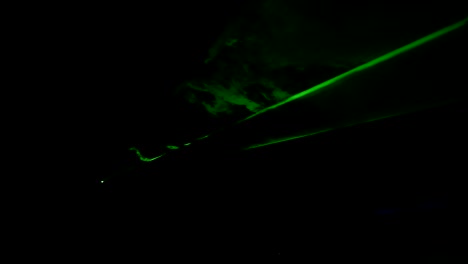 espectáculo de láser verde en 4k