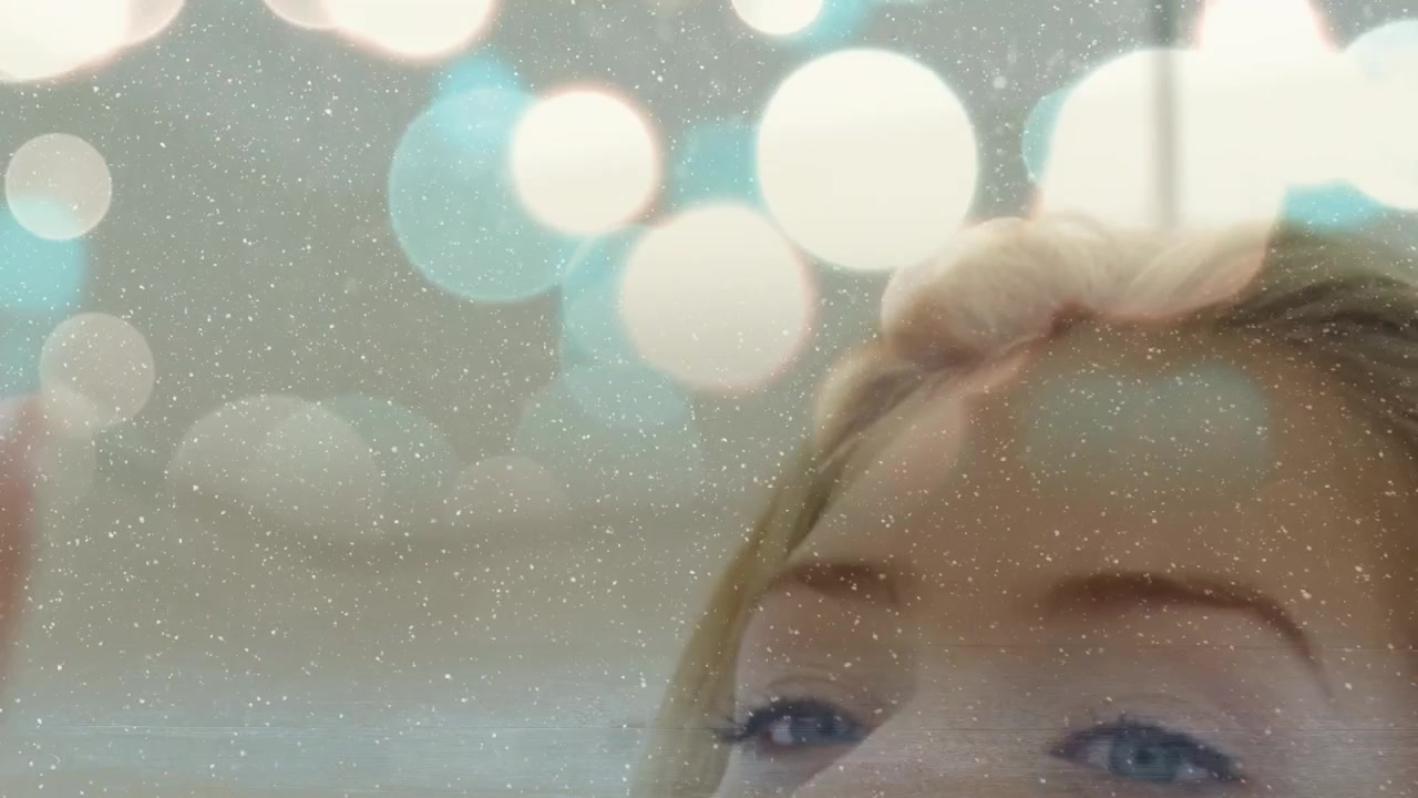 Animazione di punti luce e neve che cade su una donna caucasica