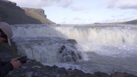 Viajero-Grabando-Un-Vídeo-De-Una-Cascada-En-La-Cámara