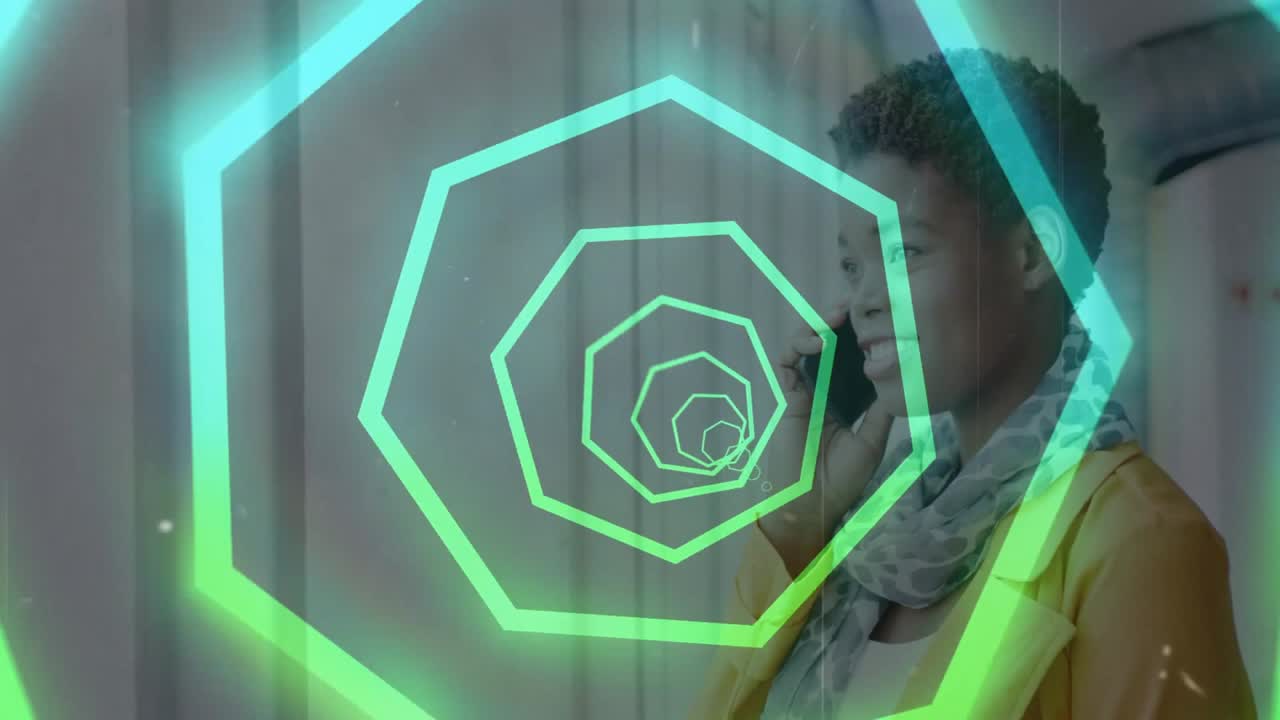 Spirale poligonale al neon che appare su drappeggi grigi e guida lo sguardo della donna mentre un'animazione tecnologica pulsa.